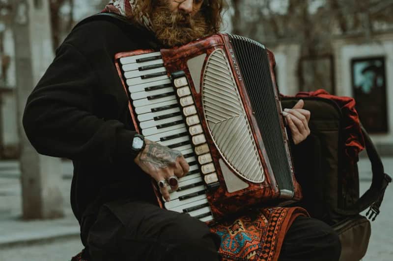 Musik aus offenen Fenstern – Eine private Zeitreise: Das Akkordeon im Kyjiw des 20. Jahrhunderts