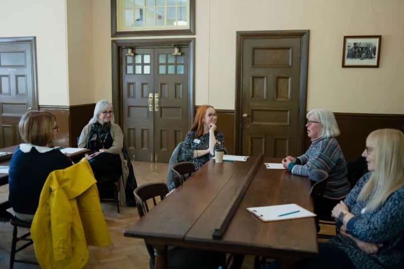 Bibliothek trifft Nachbarschaft: Plauschen und Lauschen