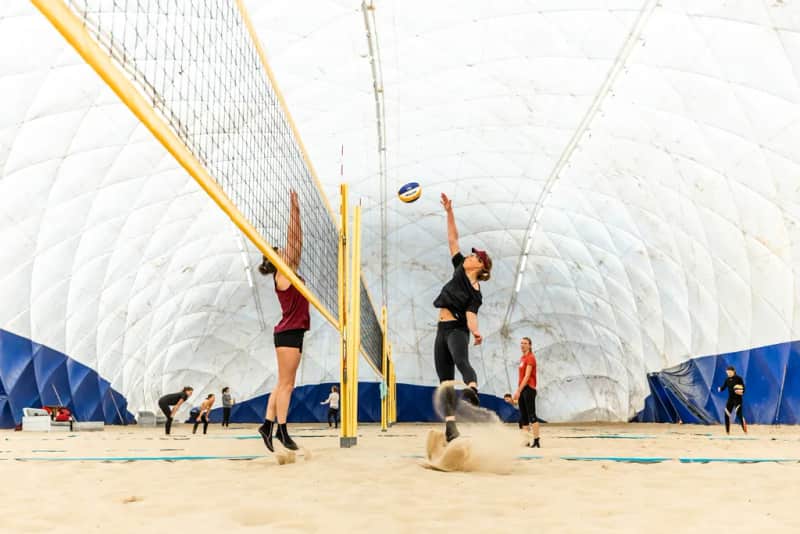 Beachvolleyball am Winterstrand