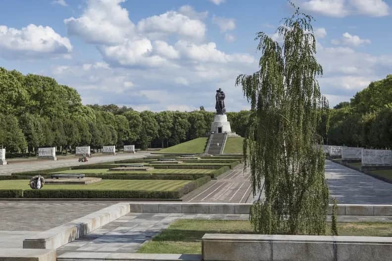 Kritische Führungen über das Sowjetische Ehrenmal in Treptow