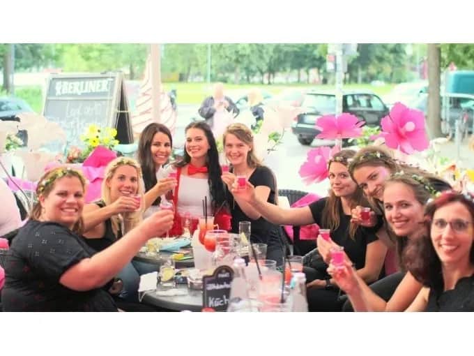 ''Pink Angela" Junggesellinnen Paket für Frauen: Varieté-Showparty + 1 Cocktail pro Person + Original Berliner Currywurst mit Steakhouse-Pommes pro Person für Frauen