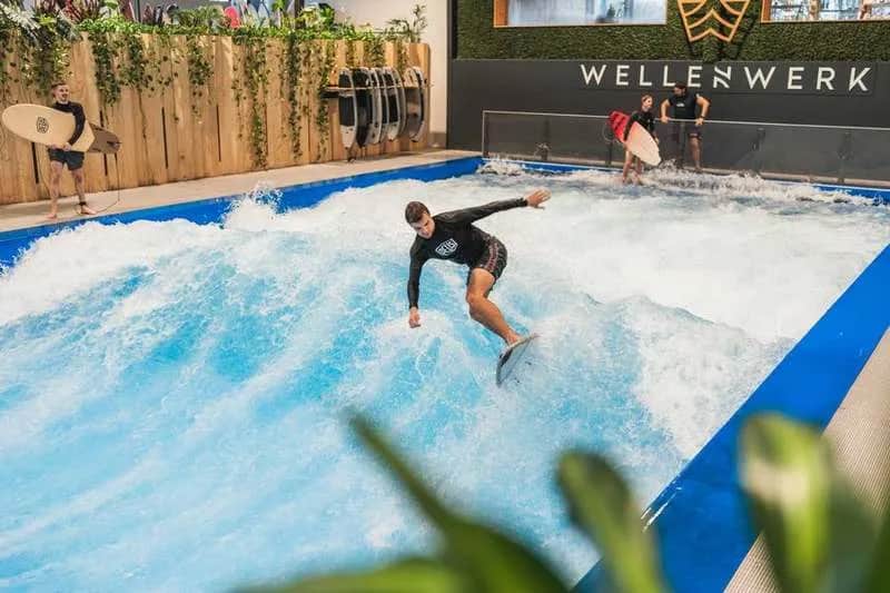 Indoor Surfen im Wellenwerk
