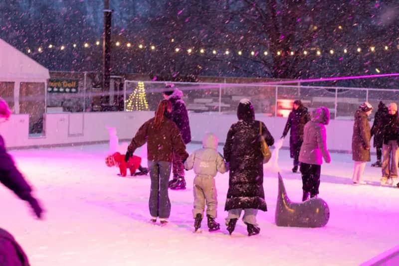 BeachMitte Kunsteisbahn: Freies Eislaufen
