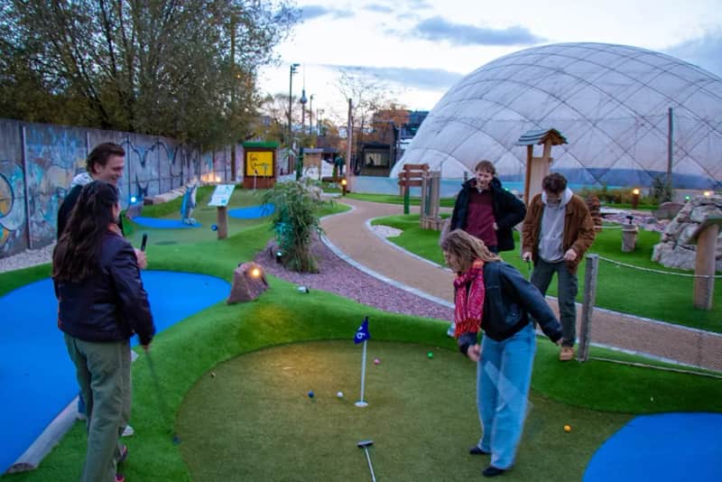 Adventure Golf im Winter – draußen spielen auf BeachMitte Berlin